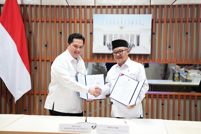 Menpora RI Erick Thohir melakukan penandatanganan Nota Kesepahaman dengan Menteri Pendidikan Dasar dan Menengah Abdul Mu`Ti  di Situation Room Gedung A Kantor Kemendikdasmen Jakarta, Jumat (13/3). (foto:raiky/kemenpora.go.id)