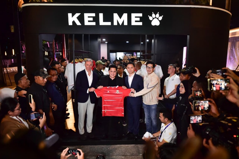Apparel olahraga Kelme secara resmi meluncurkan jersey baru timnas Indonesia dengan memasukan unsur batik sebagai cermin kebudayaan Indonesia.(foto:bagus/kemenpora.go.id)