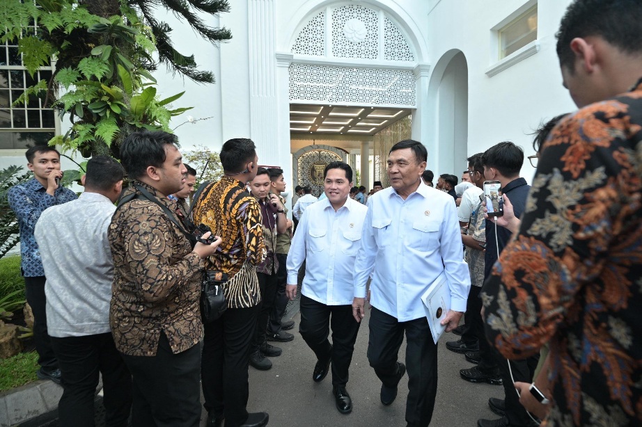 Menteri Pemuda dan Olahraga (Menpora) RI, Erick Thohir dan Wamenpora, Taufik Hidayat menghadiri Sidang Kabinet Paripurna (SKP) di Istana Kepresidenan, Jakarta, Jumat (13/3).(foto:Gilang/kemenpora.go.id)