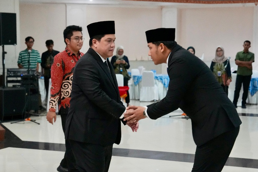 Menpora RI Erick Thohir resmi melantik Muhammad Gustri Oktaviandi sebagai Direktur Utama Lembaga Pengelola Usaha Keolahragaan di Auditorium Wisma Menpora, Kantor Kemenpora, Senayan, Jakarta, Rabu (1/4).(foto:Gilang/kemenpora.go.id)