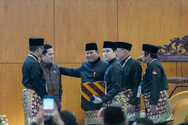 Menpora RI Erick Thohir menerima plakat penghargaan dari Presiden Prabowo Subianto atas dukungannya untuk pembinaan dan pengembangan pencak silat.(foto:Andre/kemenpora.go.id)