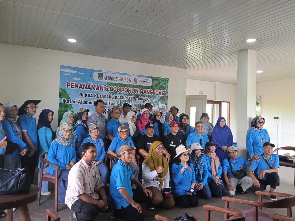 Komunitas muda Pepelingasih Indonesia Kemenpora, berkolaborasi dengan Ikatan Alumni Pendidikan Guru Kejuruan Pertanian Institut Pertanian Bogor di kawasan Ketapang Urban Aquaculture, Mauk, Kabupaten Tangerang, Sabtu (11/4).(foto: istimewa)