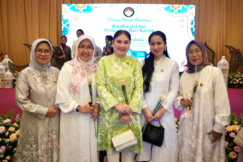 Jajaran Dharma Wanita Persatuan (DWP) Kementerian Pemuda dan Olahraga RI menghadiri Halalbihalal dan Peringatan Hari Kartini DWP Pusat di Auditorium Gedung DWP Pusat, Karet Kuningan, Jaksel, Rabu (15/4) pagi.(foto:Gilang/kemenpora.go.id)