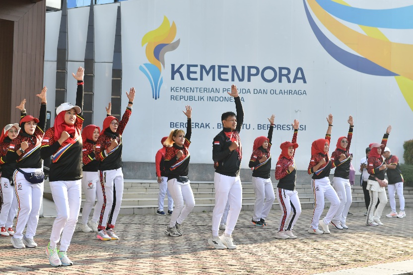 Kemenpora RI terus berkomitmen mengajak masyarakat hidup sehat dan bugar dengan berolahraga. Salah satu komitmen itu yakni, diadakannya Rabu Bugar sebagai pengganti hari Jumat Krida.(foto:bagus/kemenpora.go.id)