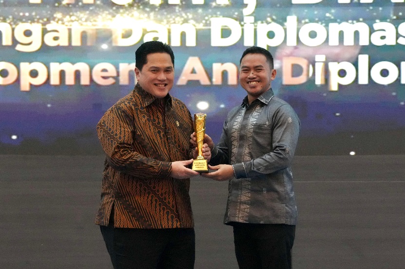 Menpora RI Erick Thohir mendapat penghargaan dari Koordinatoriat Wartawan Parlemen (KWP) sebagai Tokoh Pengembangan dan Diplomasi Olahraga/ Sport Development and Diplomacy.(foto:Gilang/kemenpora.go.id)