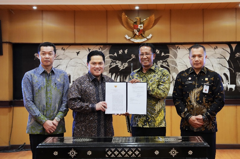 Menpora Erick bersama Menteri Hukum RI Supratman Andi Agtas, menandatangani penetapan 4 Permenpora di Ruang Rapat Soepomo Lantai 7, Gedung Sekjen, Kementerian Hukum, Kuningan, Jakarta, Jumat (17/4). (foto:raiky/kemenpora.go.id)