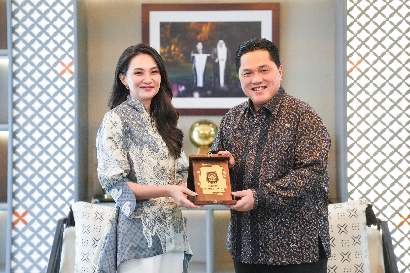 Menpora RI Erick Thohir bertemu dengan Gubernur Maluku Utara Sherly Tjoanda Jumat (17/4 ) pagi  guna memperkuat sinergi pengembangan olahraga di daerah.(foto:istimewa)