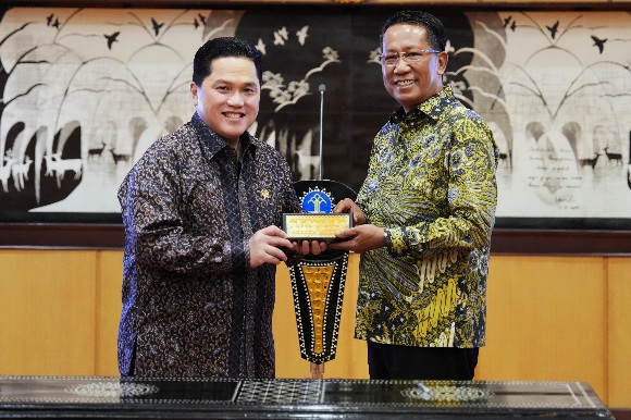 Menkum RI Supratman Andi Agtas menilai, terobosan besar dari Menpora RI Erick Thohir tentang deregulasi 191 Permenpora menjadi 4 Permenpora patut dicontoh kementerian/lembaga lainnya.(foto:raiky/kemenpora.go.id)