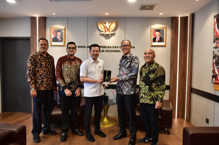 Wamenpora RI Taufik Hidayat, hari Kamis (23/4) siang menerima audiensi Wali Kota Sukabumi Ayep Zaki bersama Wakil Wali Kota Sukabumi Bobby Maulana. (foto:bagus/kemenpora.go.id)