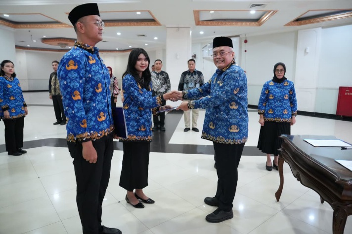 Sesmenpora Gunawan Suswantoro, melantik CPNS menjadi Pegawai Negeri Sipil (PNS) Kemenpora di Auditorium Wisma Kemenpora, Jumat pagi (24/4).(foto:Herry/kemenpora.go.id)