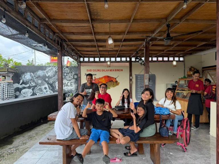 Ni Nengah Widiasih (paling kanan) resmi membuka rumah makan Babi Guling Balah Men Bingin di kawasan Kesiman, Denpasar pada Selasa 17 Februari 2026 lalu. (foto: IG/ Ni Nengah)