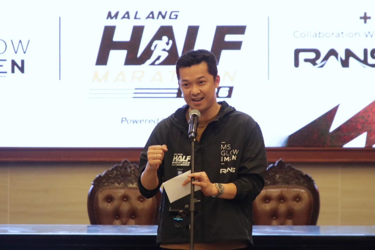 Wamenpora RI, Taufik Hidayat, menghadiri kegiatan Carbo Loading: Malang Half Marathon pada Sabtu sore (25/4).(foto:raiky/kemenpora.go.id)