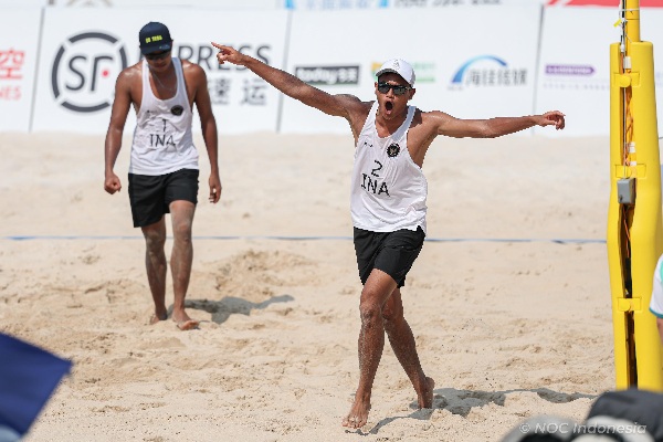 Pasangan tim bola voli pantai putra Indonesia, Bintang Akbar/Sofyan Rachman mampu menembus babak perempat final usai mengandaskan perlawanan Jepang di Asian Beach Games Sanya 2026.(foto:Naif/NOCIndonesia)