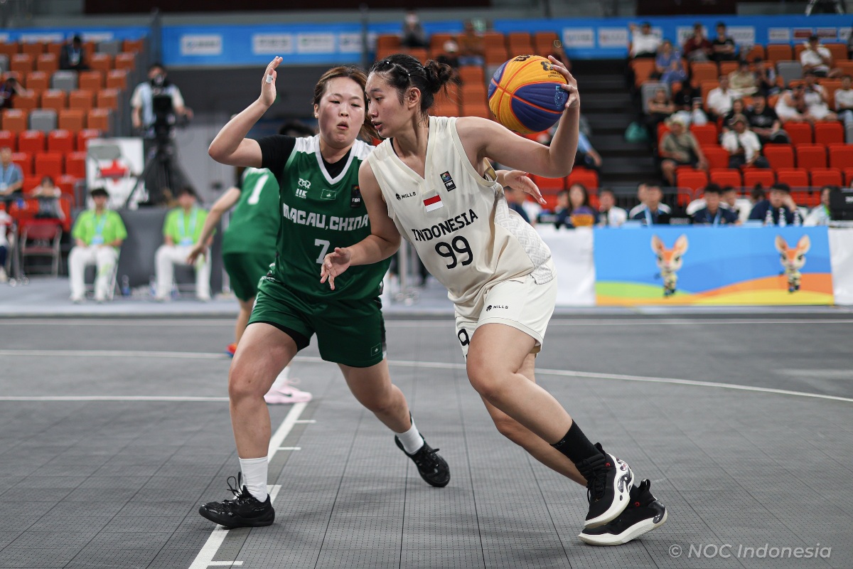 Timnas basket 3x3 putri mampu melaju ke fase 16 besar setelah meraih kemenangan dalam laga terakhir melawan Makau di Sanya Sport Centre Gymnasium, Senin (27/4). Tim Merah Putih menang dengan skor 17-12.(Foto: NOC Indonesia/Naif Muhammad Al’as)