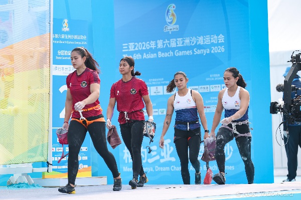 Tim Indonesia meraih medali emas di Asian Beach Games Sanya 2026 lewat cabang olahraga panjat tebing. Emas tersebut didapat pemanjat Desak Made Rita Kusumadewi/Kadek Adi Asih melalui dari nomor speed estafet putri.(foto: NOC Indonesia/Naif Muhammad Al`as)