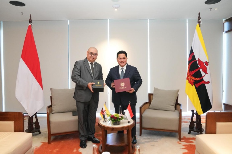 Menpora RI, Erick Thohir, melakukan pertemuan bilateral dengan Menteri Kebudayaan, Pemuda dan Olahraga Brunei Darussalam, Dato Nazmi Mohamad di The Meru Hotel, Bali, Senin (4/5). (foto: dok/kemenpora.go.id)