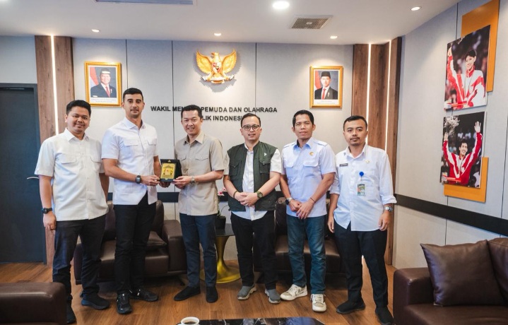 Wakil Bupati Bandung, Ali Syakieb, melakukan audiensi dengan Wakil Menteri Pemuda dan Olahraga (Wamenpora) RI, Taufik Hidayat, di Ruang Kerja Wamenpora, Graha Kemenpora, Jakarta, Rabu pagi (6/5).(foto:Omen/kemenpora.go.id)