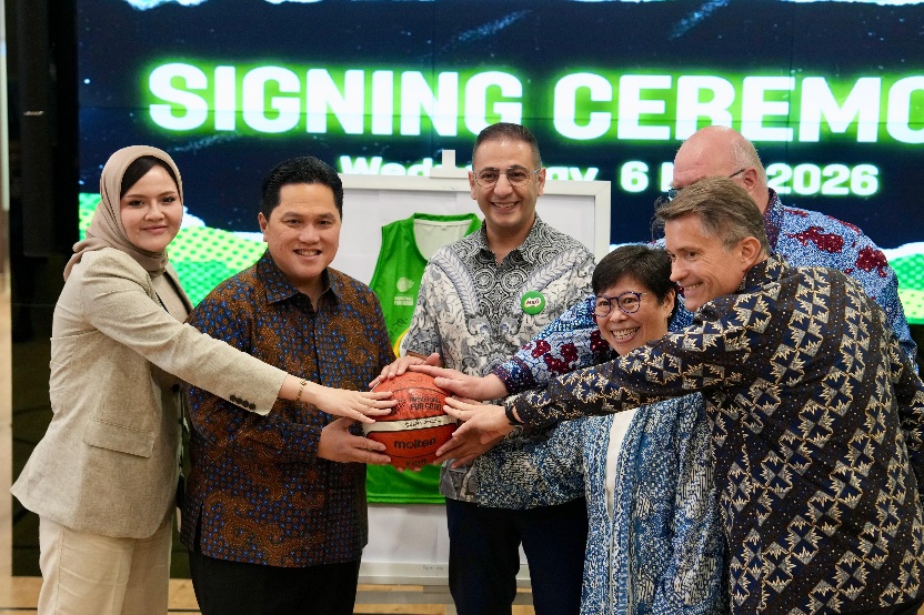 Menpora RI, Erick Thohir, menyaksikan penandatanganan nota kesepakatan antara Federasi Bola Basket Internasional (FIBA) dan MILO Indonesia di Kantor FIBA Indonesia, Menara Danareksa, Rabu (6/5).(foto:Gilang/kemenpora.go.id)