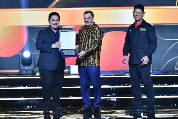 Menpora RI Erick Thohir mendapat penghargaan khusus Order of Merit dari President of United Through Sports (UTS) sekaligus ⁠⁠President (AIMS) dan ⁠⁠Executive Council Member, SportAccord, Stephan Fox. (foto:bagus/kemenpora.go.id)