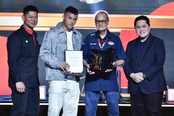 Komite Olimpiade Indonesia menganugerahkan The Game Changer Award kepada para atlet, pelatih, federasi, dan tokoh olahraga nasional dalam Rapat Anggota NOC Indonesia di Ballroom Fairmont Hotel, Senayan, Jakarta, Sabtu (9/5).(foto:bagus/kemenpora.go.id)