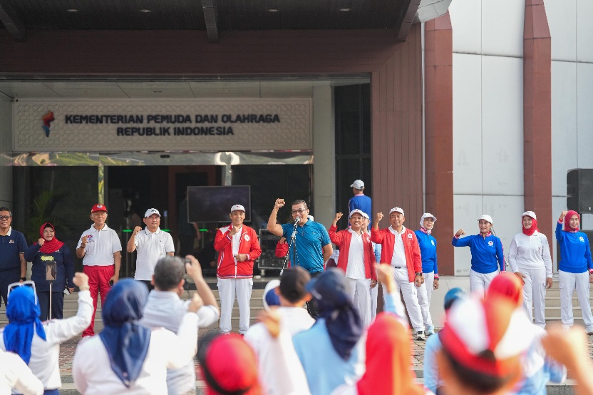 Kemenpora RI menggelar kegiatan Rabu Bugar di Kemenpora, Jakarta, Rabu (13/5). Olahraga senam bersama tersebut berkolaborasi dengan Yayasan Jantung Indonesia (YJI).(foto:Andre/kemenpora.go.id)
