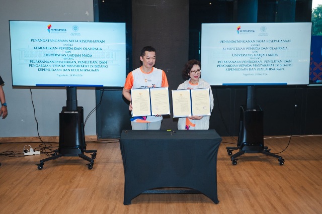 Wamenpora Taufik menandatangani nota kesepahaman antara Kemenpora dengan UGM tentang pelaksanaan pendidikan, penelitian, dan pengabdian kepada masyarakat di bidang kepemudaan dan keolahragaan, Minggu (24/5) pagi. (foto: Nurohman/kemenpora.go.id)