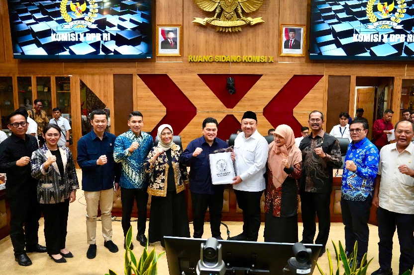 Menteri Pemuda dan Olahraga RI, Erick Thohir, bersama jajaran mengikuti rapat kerja (raker) dengan Komisi X DPR di Kompleks Parlemen, Senayan, Jakarta, Selasa (2/6). (foto:Gilang/kemenpora.go.id)