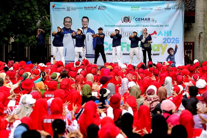 Peluncuran Car Free Day (CFD) Kota Cimahi diikuti 4.200 peserta dari unsur Induk Organisasi Olahraga (Inorga) pembudayaan olahraga masyarakat dan masyarakat umum di Alun-alun Kota Cimahi (14/7) pagi.(foto:Muchlis/kemenpora.go.id)
