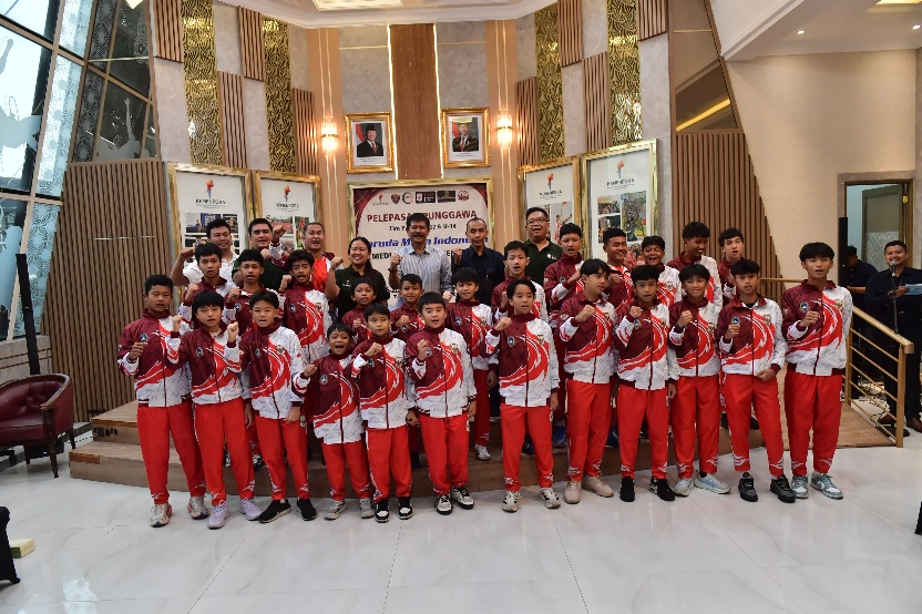 Kemenpora RI melepas Tim Sepak Bola Pelajar Garuda Muda Indonesia kategori usia U-12 dan U-14 untuk berkompetisi di ajang AFC Vietnam Hanoi International 2026. (foto:bagus/kemenpora.go.id)