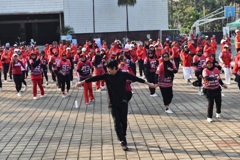 Rabu Bugar (17/06) kali ini, Kemenpora menggandeng induk organisasi olahraga Asosiasi Instruktur Aerobik dan Fitness Indonesia (ASIAFI) untuk senam bersama di lapangan Kemenpora, Senayan, Jakarta.(foto:bagus/kemenpora.go.id)