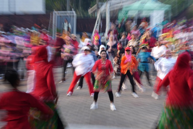 Kemenpora RI berkolaborasi dengan komunitas Perkumpulan Olahraga Tarian Baris Indonesia (POTBI) mengajak masyarakat Indonesia untuk terus bergerak dengan berolahraga di Rabu Bugar Kemenpora.(foto:Herry/kemenpora.go.id)