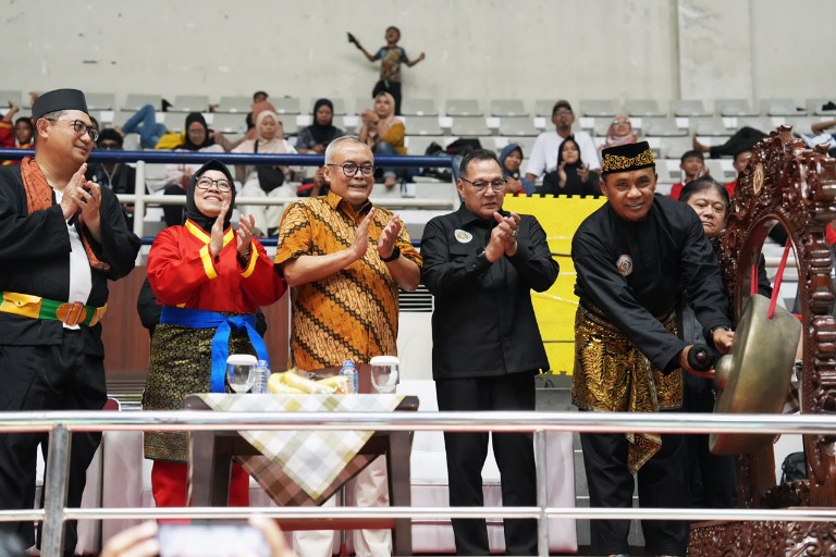 Sesmenpora RI Gunawan Suswantoro menghadiri pembukaan Kejuaraan Pencak Silat 2026 CNN Indonesia Tingkat Nasional Piala Presiden 2026 di Padepokan Pencak Silat TMII, Jakarta Timur, Jumat (26/6) sore.(foto:raiky/kemenpora.go.id)