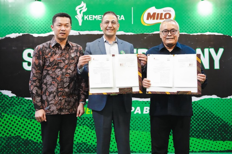 Kemenpora RI bersama PT Nestle Indonesia menjalin kolaborasi untuk memperkuat sinergi melalui penandatanganan Nota Kesepahaman peningkatan prestasi dan industri olahraga di tanah air. (foto:Andre/kemenpora.go.id)
