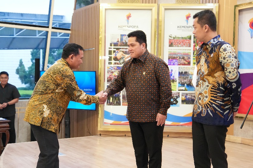 Menpora RI Erick Thohir, melantik dan mengambil sumpah jabatan pejabat pimpinan tinggi pratama, administrator, dan pengawas di lingkungan Kemenpora. (foto:Gilang/kemenpora.go.id)
