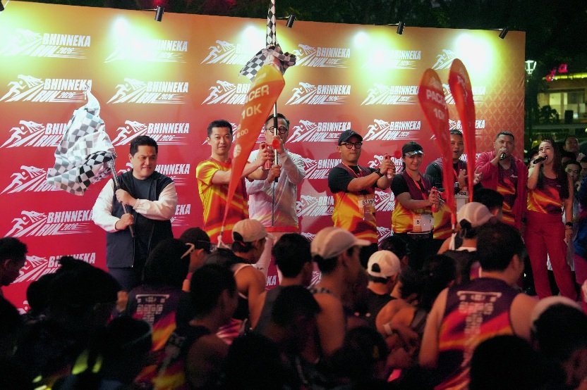 Menpora RI Erick Thohir bersama Wamenpora Taufik Hidayat melepas ribuan peserta Bhinneka Run 2026 di kawasan Plaza Keong Mas, Taman Mini Indonesia Indah (TMII), Jakarta, Minggu (4/7). (foto:Gilang/kemenpora.go.id)