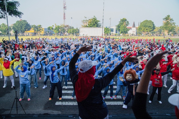 Kemenpora bekerja sama dengan Pemerintah Kabupaten Wonosobo menggelar Gerakan Masyarakat Aktif dan Bugar (GEMAR) dalam rangkaian Car Free Day (CFD) di Wonosobo, Minggu (5/7). (foto:yayan/kemenpora.go.id)
