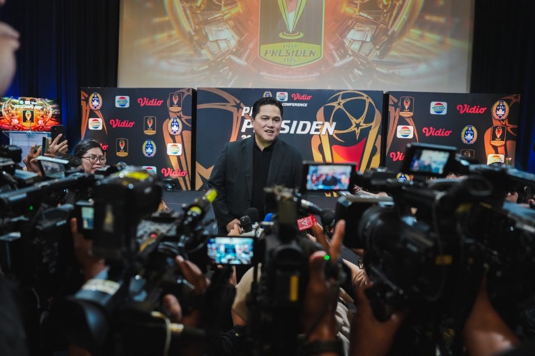 Ketua Umum PSSI Erick Thohir menyampaikan  konferensi pers Piala Presiden 2026 di SCTV Tower, Jakarta, Senin (6/7).(foto:Andre/kemenpora.go.id)