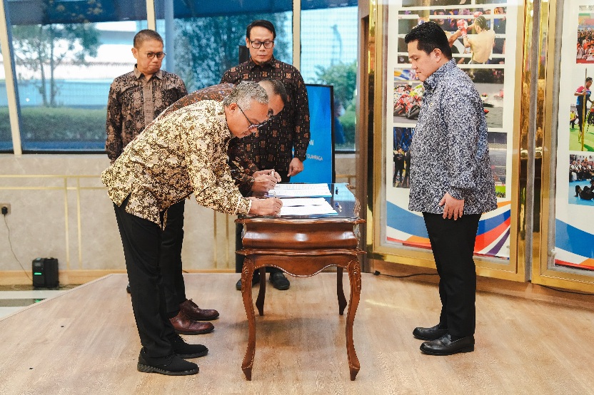 Menpora RI Erick Thohir Jumat (10/7) sore melantik Pejabat Pimpinan Tinggi Madya Kemenpora yakni, Suyadi Pawiro sebagai Sesmenpora dan Teuku Arlan Perkasa Lukman sebagai Deputi Pengembangan Industri Olahraga.(foto:Andre/kemenpora.go.id)