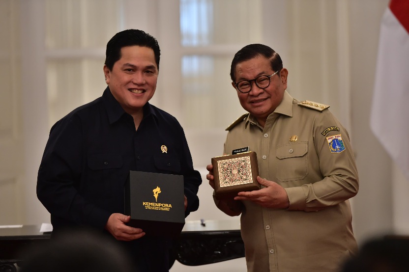 Menpora RI Erick Thohir bersama Gubernur DKI Jakarta Pramono Anung menandatangani Nota Kesepakatan Penyelenggaraan Wirasena Youth Camp dan Indonesia Youth Summit Tahun 2026 di Balai Kota DKI Jakarta, Senin (13/7).(foto:bagus/kemenpora.go.id)
