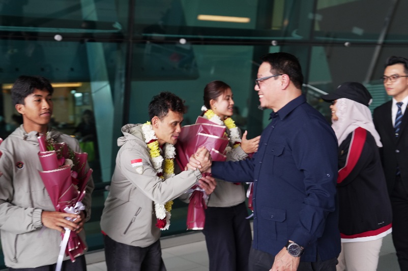 Deputi Peningkatan Prestasi Olahraga, Surono menjemput kedatangan atlet panjat tebing Indonesia Desak Made dkk di Bandara Soekarno Hatta, Tangerang, Selasa (14/7) sore. (foto:raiky/kemenpora.go.id)