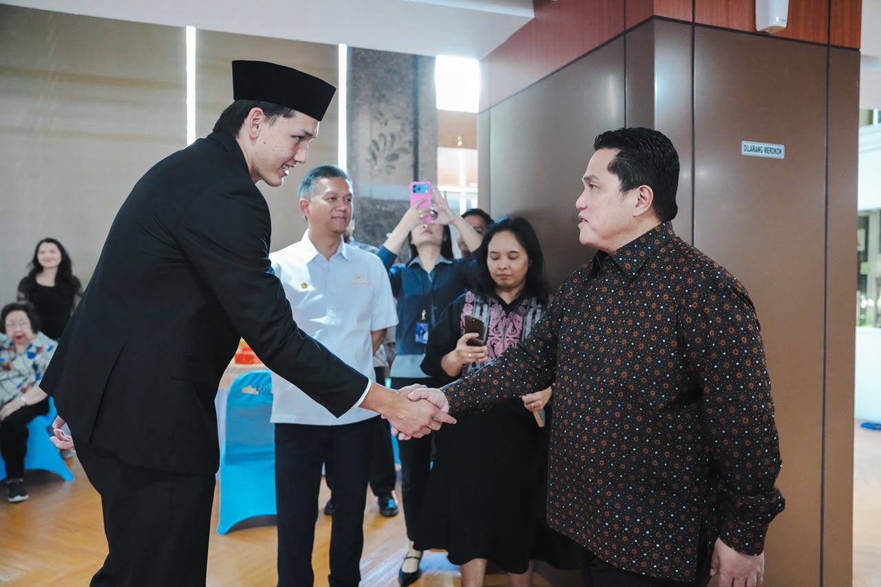 Menpora Erick Saksikan Mitchell Lee Baker Ucap Sumpah Setia Menjadi WNI untuk Bela Timnas Indonesia