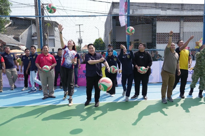 Menpora RI Erick Thohir, membuka Turnamen Open Voli Putri Piala Arie One Cup II di Lapangan Voli RW 013, Villa Mahkota Indah, Bekasi, Jawa Barat, Sabtu (25/7). (foto:Herry/kemenpora.go.id)