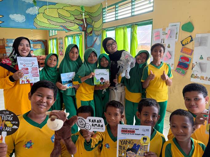 Aisha Putri Safrianty seorang mahasiswa berprestasi dari Universitas Indonesia (UI) yang aktif di berbagai forum kepemudaan baik nasional maupun internasional.