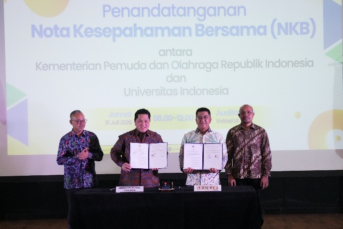 Menteri Pemuda dan Olahraga (Menpora) Erick Thohir melakukan tanda tangan Nota Kesepahaman dengan Rektor Universitas Indonesia Prof. Dr. Ir. Heri Hermansyah di Auditorium Vokasi Kampus UI, Depok, Jumat (31/7) pagi. (foto:Herry/kemenpora.go.id)