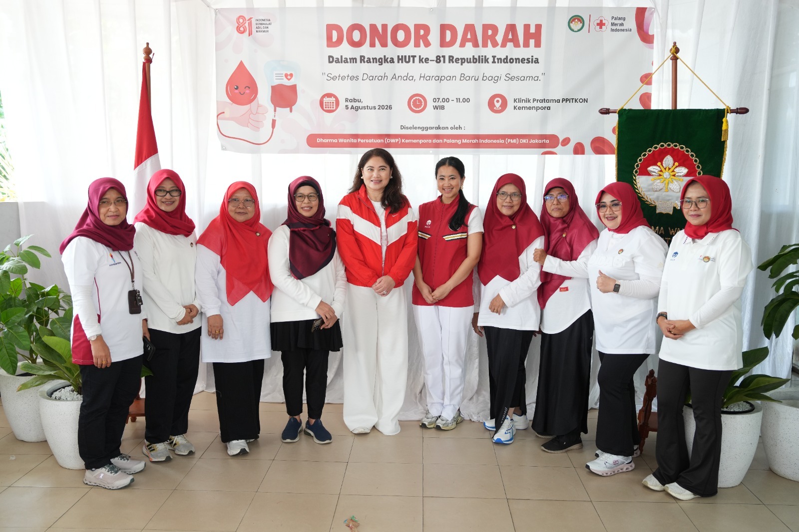 Penasihat Dharma Wanita Persatuan Kementerian Pemuda dan Olahraga  Elizabeth Tjandra Erick Thohir bersama Ibu Wamenpora Ami Gumelar Taufik Hidayat menghadiri pelaksanaan bakti sosial donor darah di  Kantor Kemenpora, Jakarta (foto: Rizky/Kemenpora)