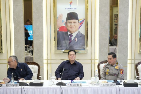 Menteri Pemuda dan Olahraga Republik Indonesia (Menpora RI) Erick Thohir memimpin rapat lintas kementerian dan lembaga di Media Center Kemenpora, Jakarta, Senin (10/8) pagi.(foto:Herry/kemenpora.go.id)