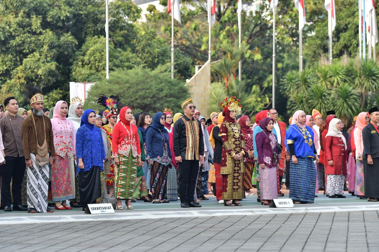 Nuansa keberagaman budaya Nusantara mewarnai Upacara Peringatan HUT ke-81 Kemerdekaan Republik Indonesia di Kementerian Pemuda dan Olahraga (Kemenpora RI). (foto: Bagus/Kemenpora)