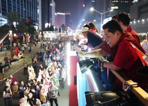 Menpora Erick Thohir mengikuti Karnaval “Bersatu Harmoni Nusantara” dalam rangka peringatan Hari Ulang Tahun (HUT) ke-81 Kemerdekaan RI, Senin (17/8) malam.(foto:raiky/kemenpora.go.id)
