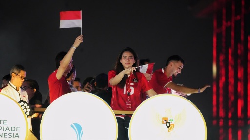 Atlet voli putri Indonesia, Yolla Yuliana, merasakan pengalaman berbeda dalam perayaan Hari Ulang Tahun (HUT) ke-81 Republik Indonesia di kawasan Monas menuju Bundaran HI, Jakarta, Senin (17/8).(foto:raiky/kemenpora.go.id)
