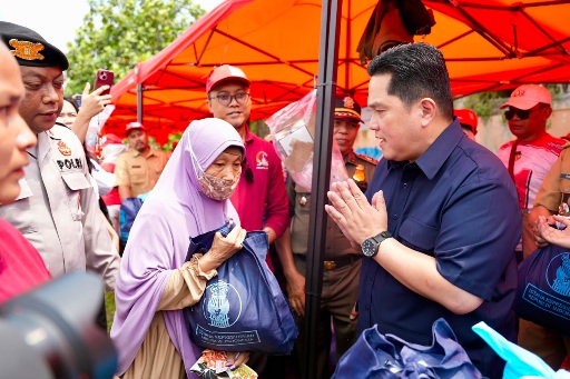 Menpora RI Erick Thohir diutus Presiden Republik Indonesia Prabowo Subianto membagikan paket sembako kepada warga di Lapangan Sepak Bola Cakung, Jakarta Timur, Selasa (18/8) siang.(foto:Andre/kemenpora.go.id)